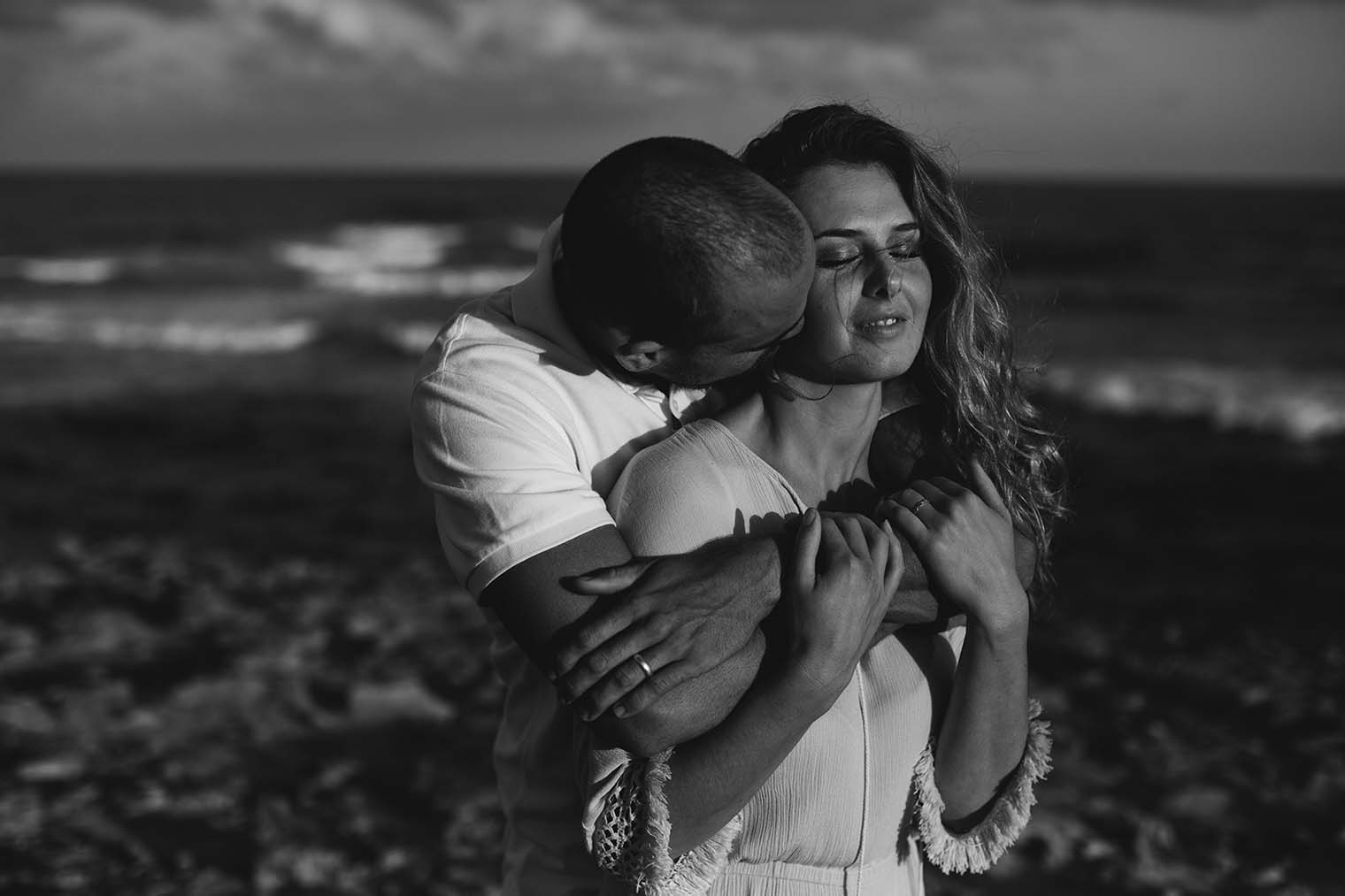 Engagement Photos at Maha'ulepu Trail 