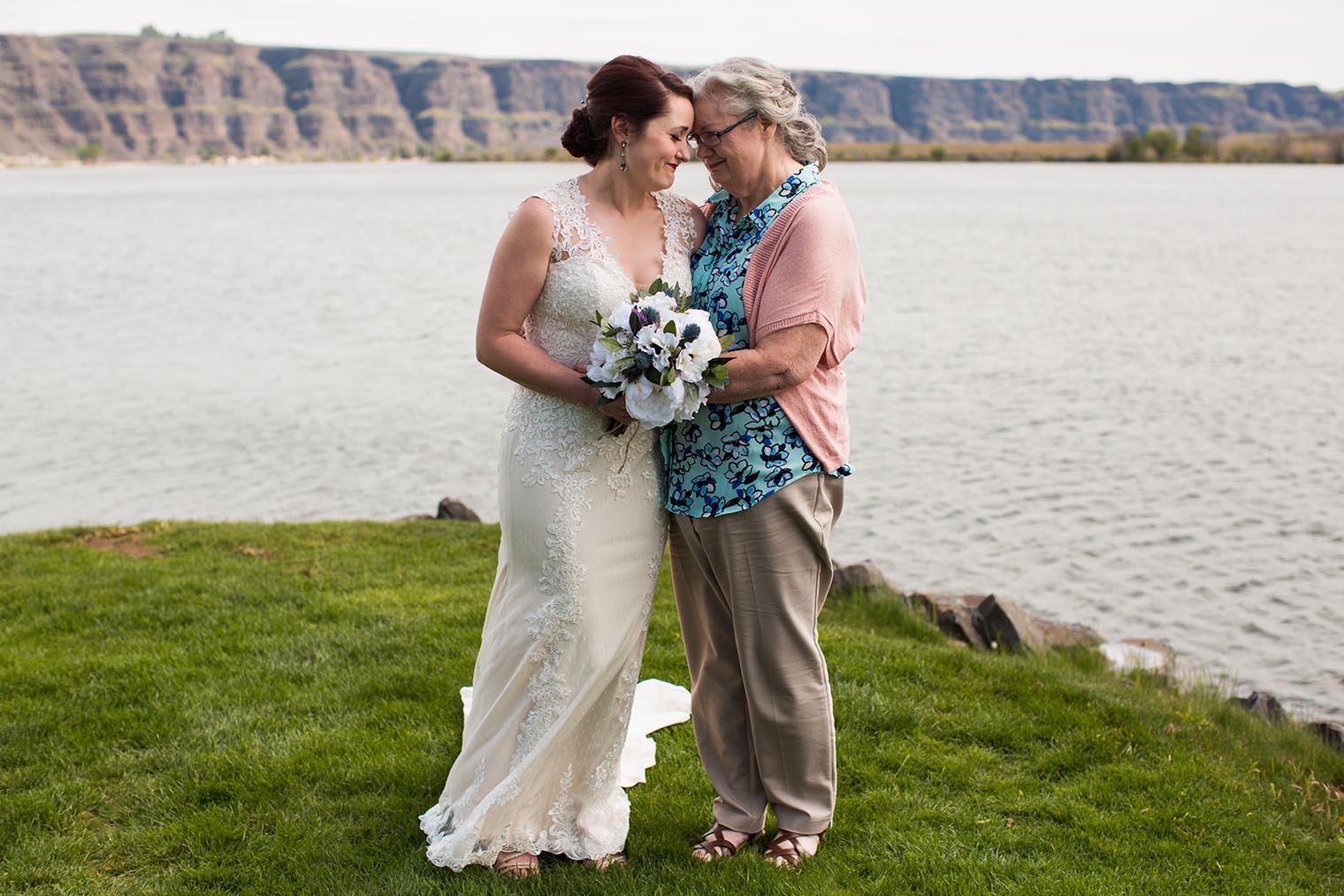 Bride and Mother at Wenatchee Wedding