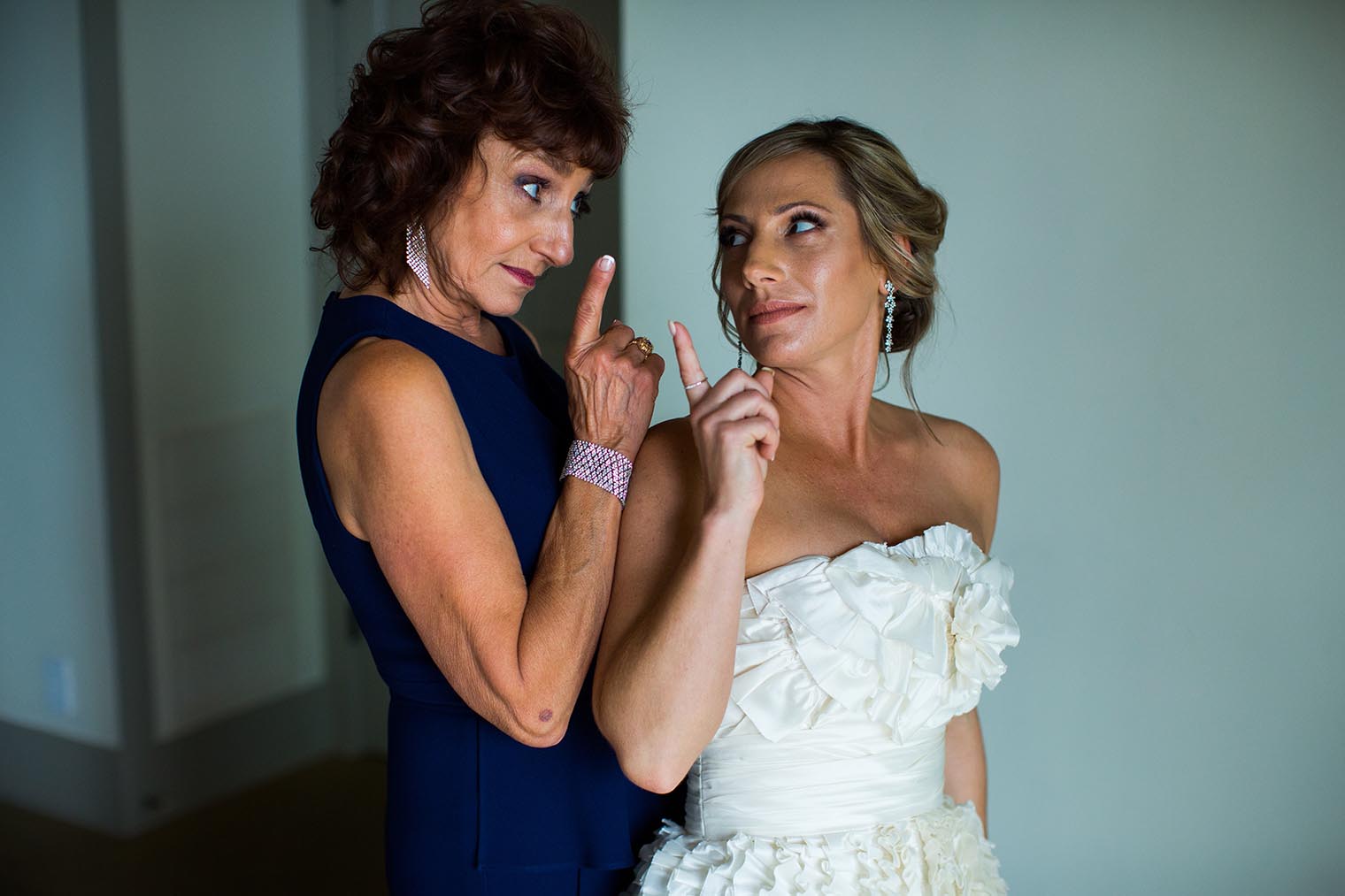 candid wedding moment at heritage house resort 