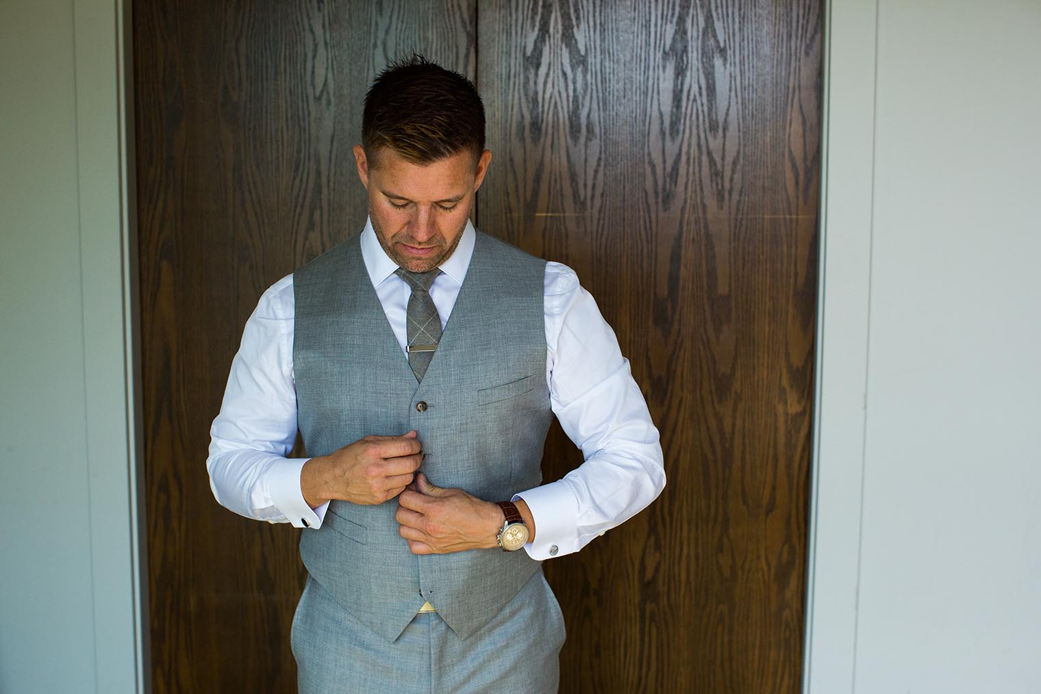 groom getting ready at heritage house resort 